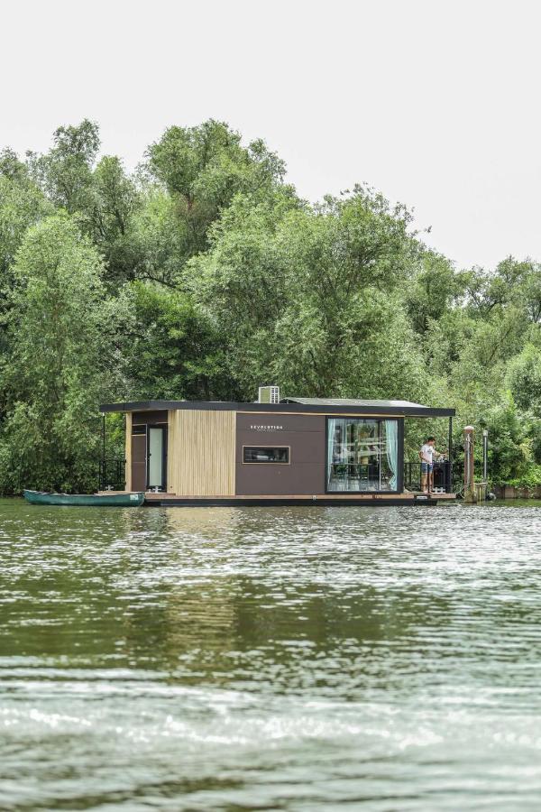 Revolution Houseboat Strijensas