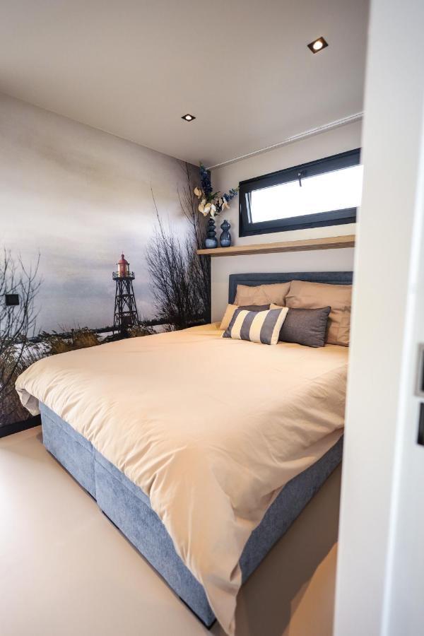 Botel Revolution Houseboat