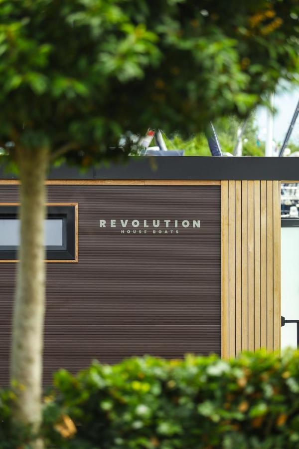Revolution Houseboat Botel Strijensas