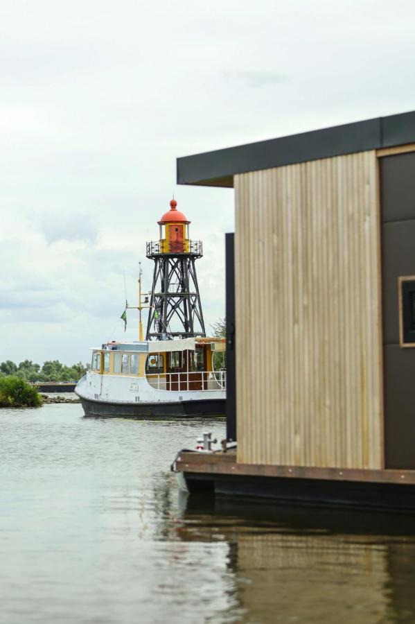 Revolution Houseboat * Strijensas