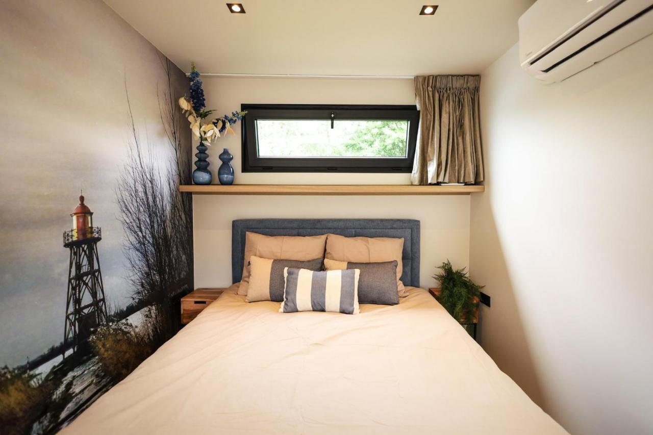 Revolution Houseboat Botel Strijensas