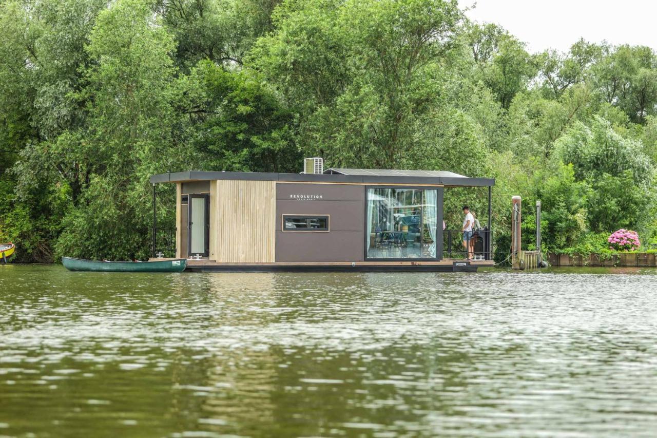 Botel Revolution Houseboat *