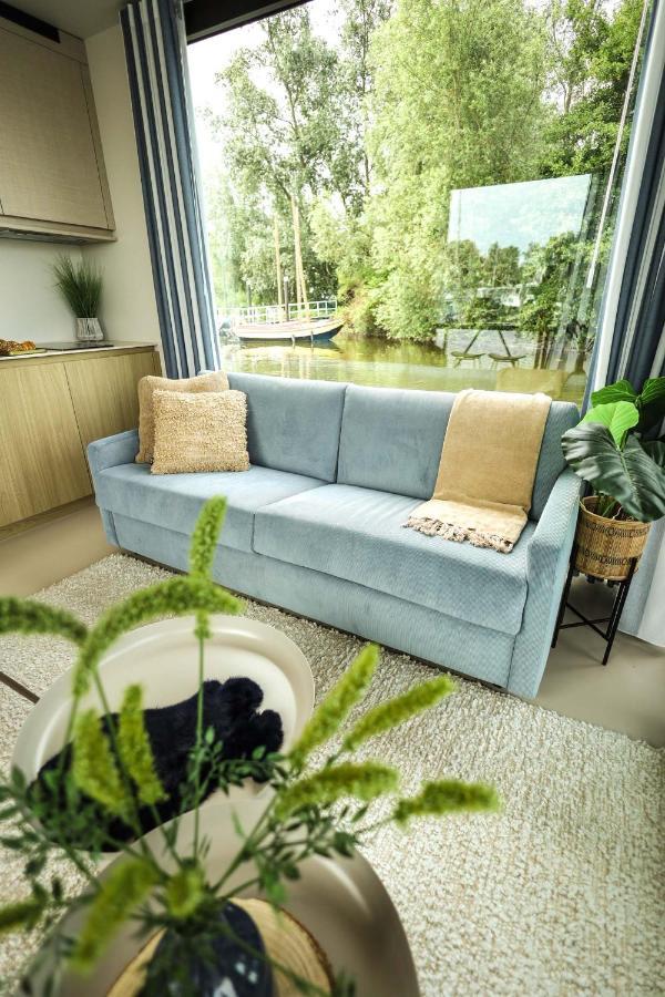 Revolution Houseboat Botel *